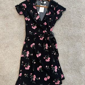 Adorable little floral wrap dress🌸 Super stretchy and flows beautifully!